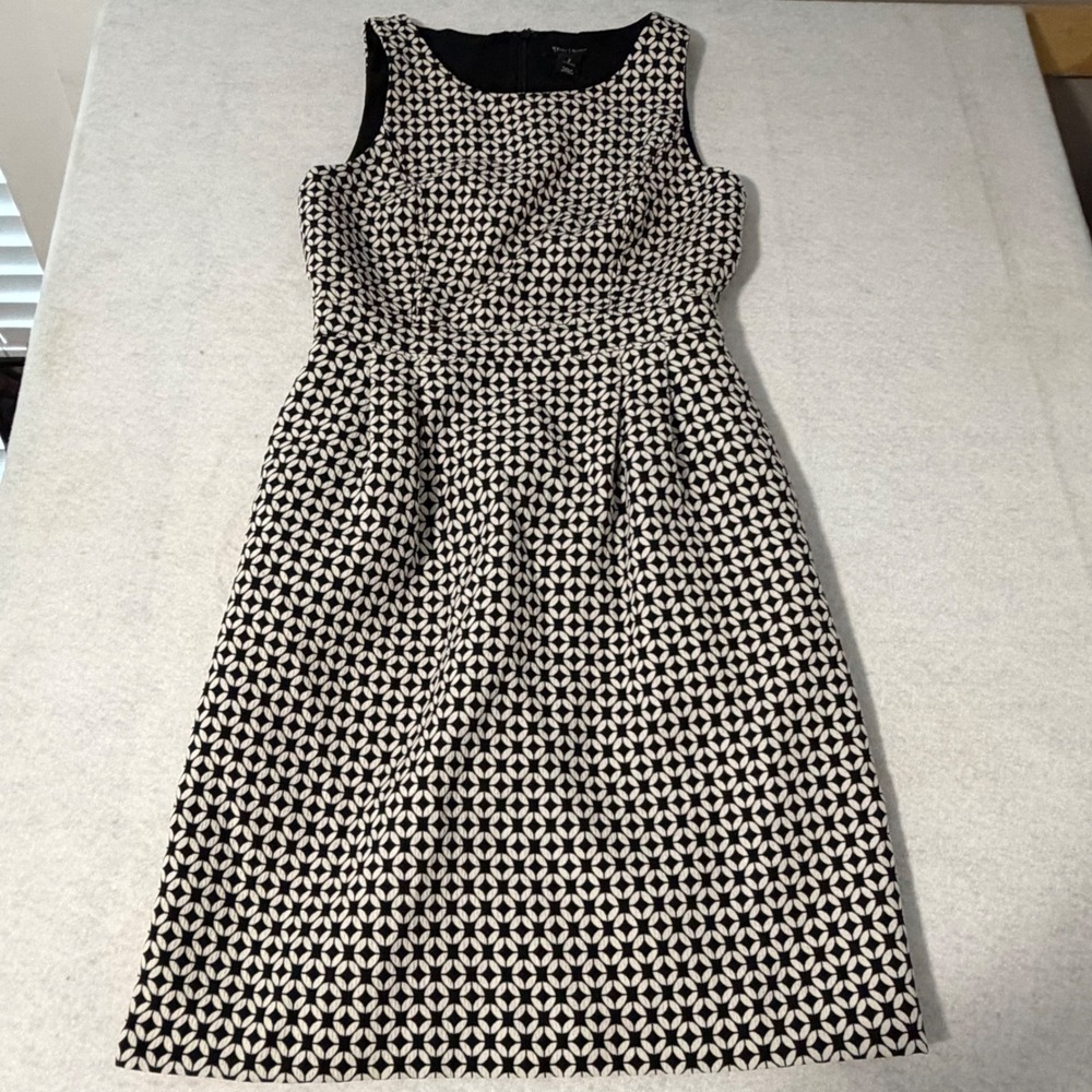 White House Black Market Geometric Sheath Dress Black White Sleeveless Size 2